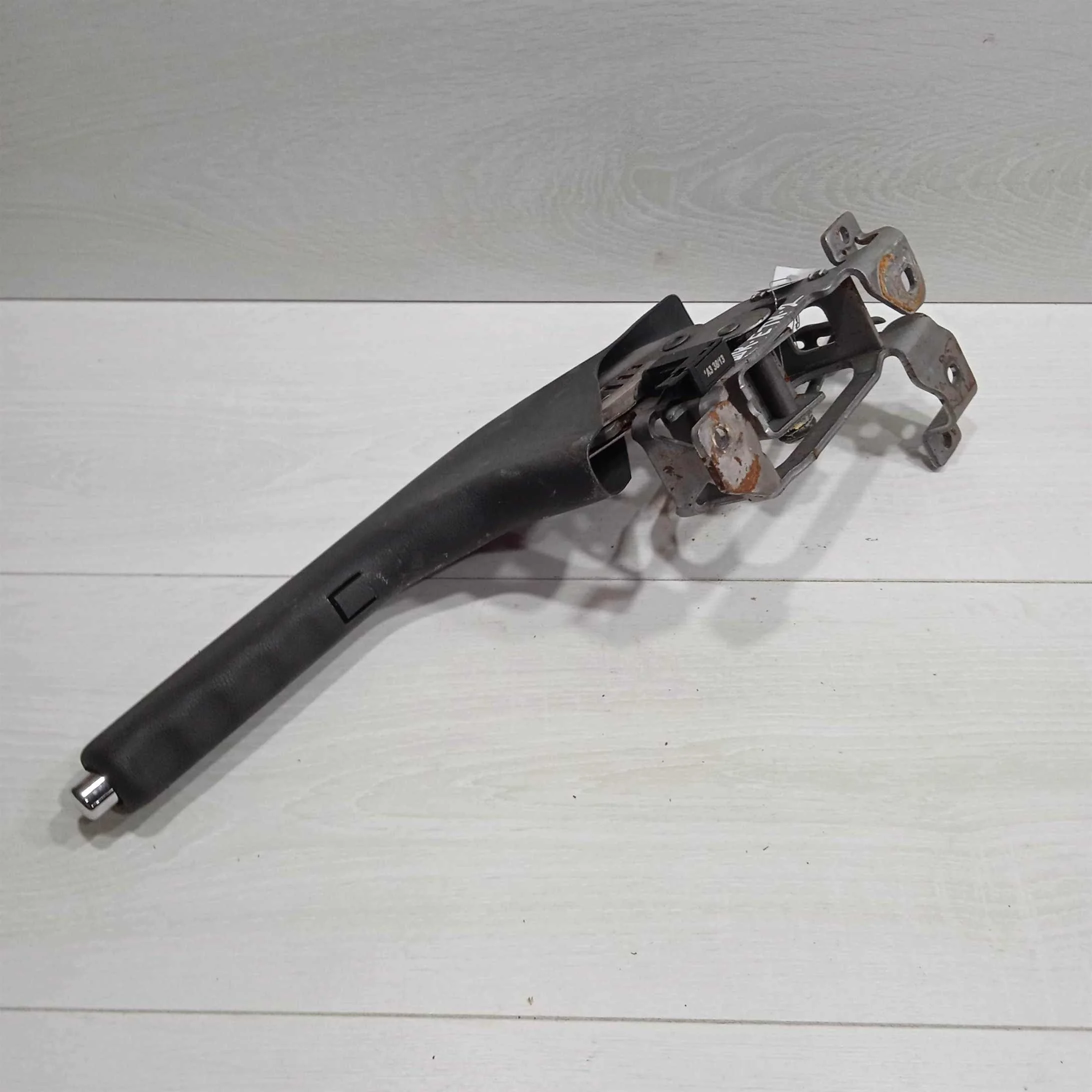 Рычаг стояночного тормоза ручник Skoda Yeti I  1.2i АКПП (робот) 2013гв Skoda Yeti I передний привод дорестайлинг бу (арт. 90849)