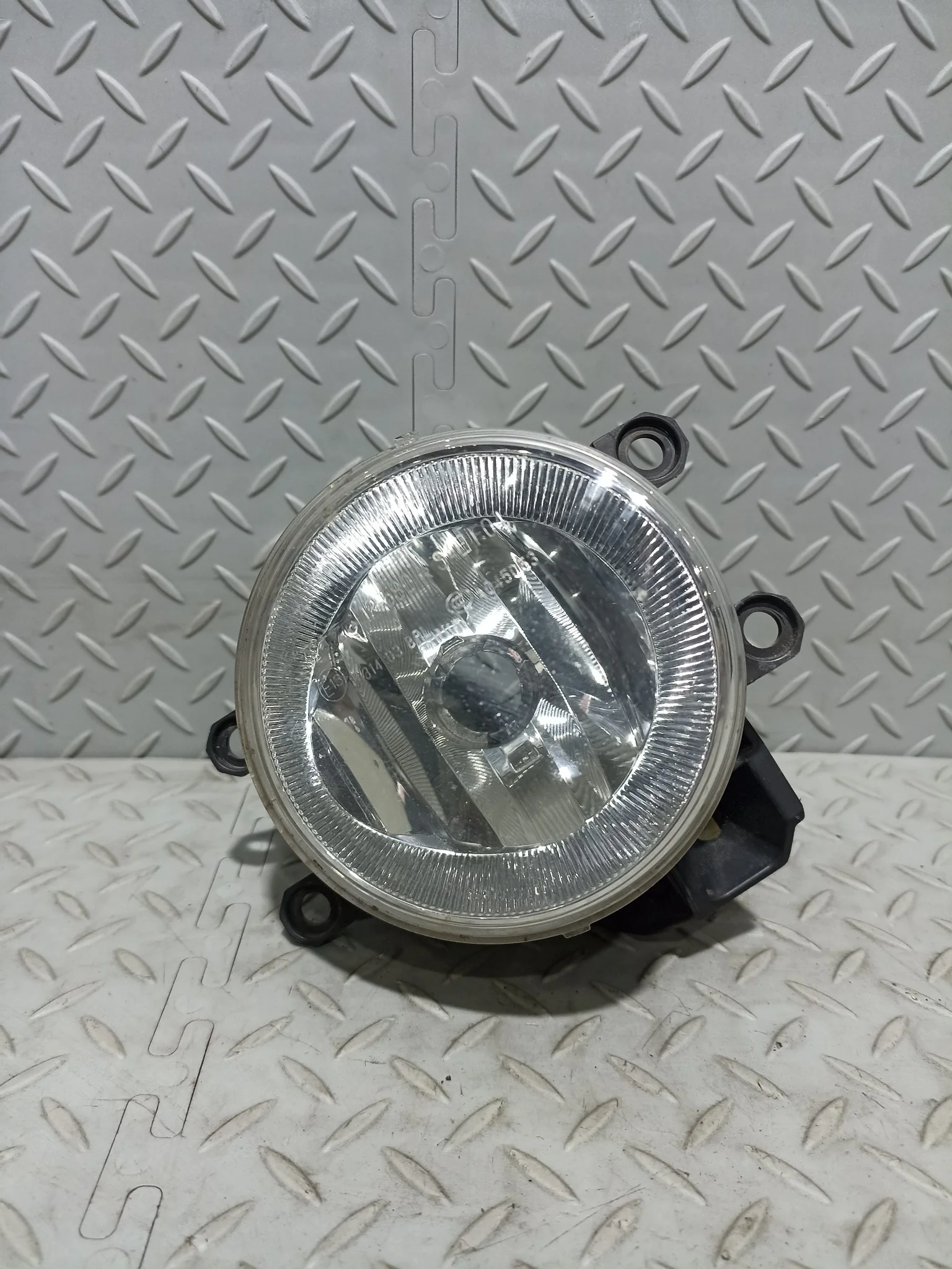 ТУМАНКА TOYOTA LEXUS ... LAND CRUISER PRADO MARK X NOAH PREMIO PRIUS VOXY WISH ... ZRT260 ZRT261 ZRT265 ZVW30 ZVW35 ZWR80G ZWR80W 12580 ПРАВАЯ 8121012230 XA6705