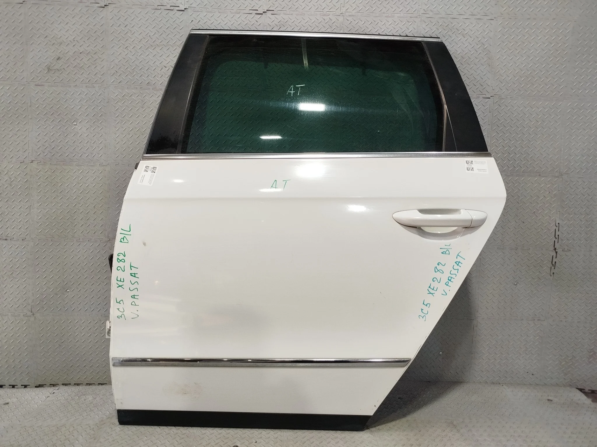 ДВЕРЬ VOLKSWAGEN PASSAT 3C5 B6 3C9833055F ЗАДНЯЯ ЛЕВАЯ WAGON белый, LB9A XE282