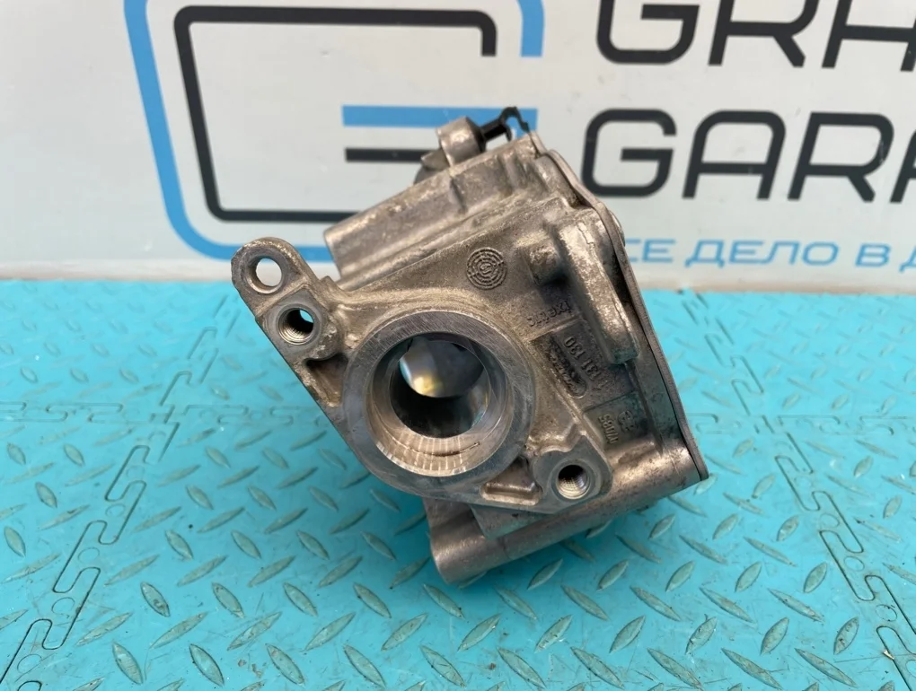 Насос вакуумный Volkswagen Tiguan 2010 06J145100C 5N1 CCZC 2.0