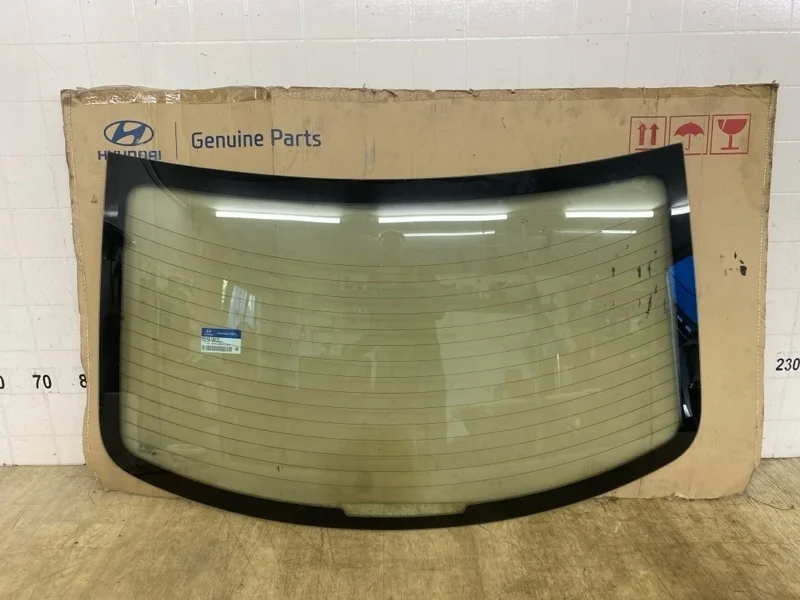 Стекло крышки багажника Hyundai Solaris 1 2010 2011 2012 2013 2014 2015 2016 2017 871101R010 SB G4FA, заднее