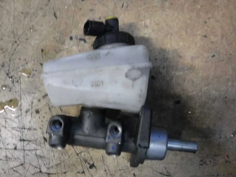 Цилиндр тормозной главный Renault Logan