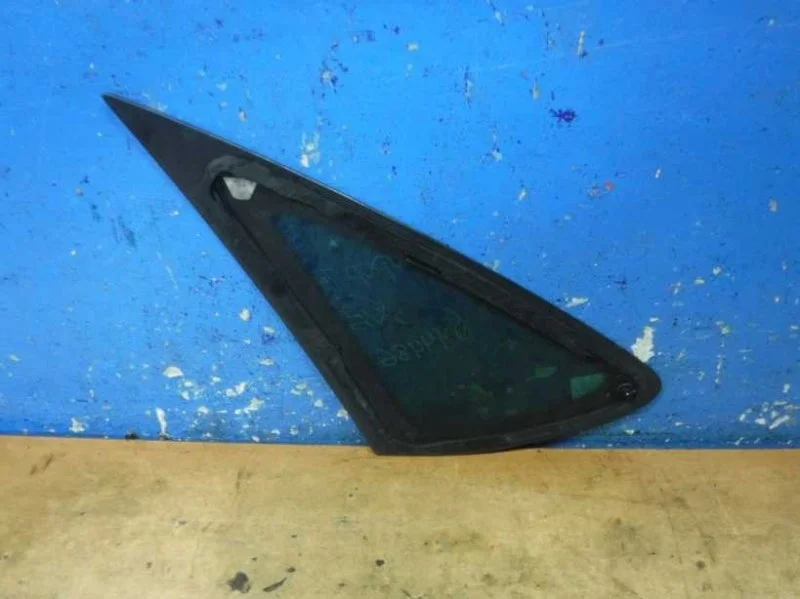 Стекло кузовное глухое правое Ford Focus 2