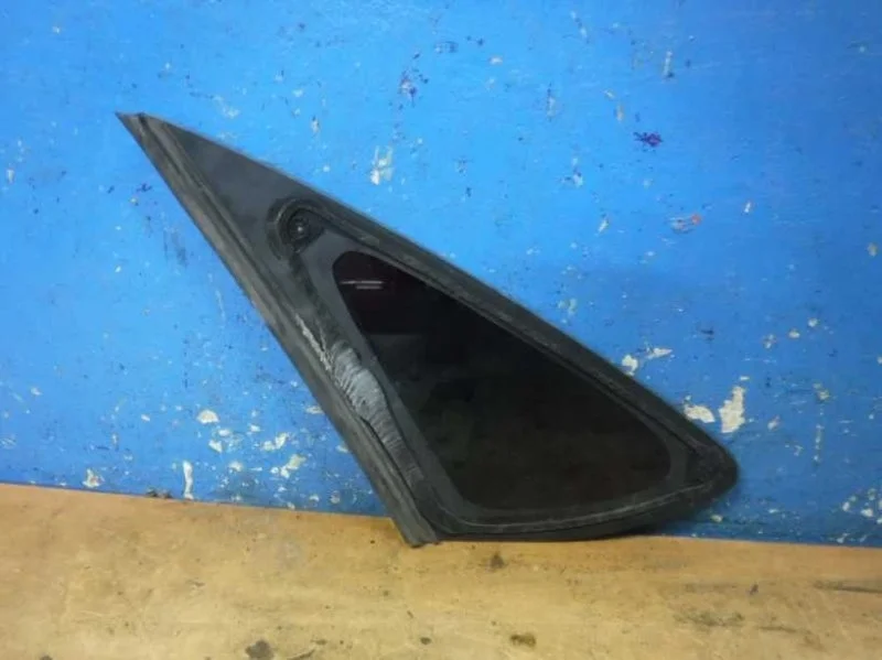 Стекло кузовное глухое правое Ford Focus 2