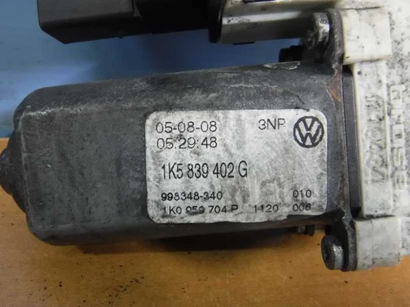 Стеклоподъемник эл. задний правый Volkswagen Jetta