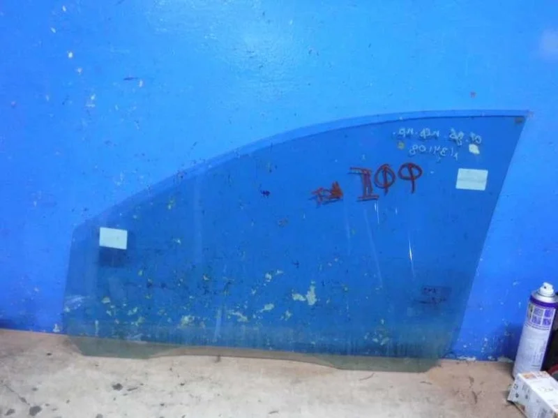 Стекло двери переднее правое Ford Focus 2