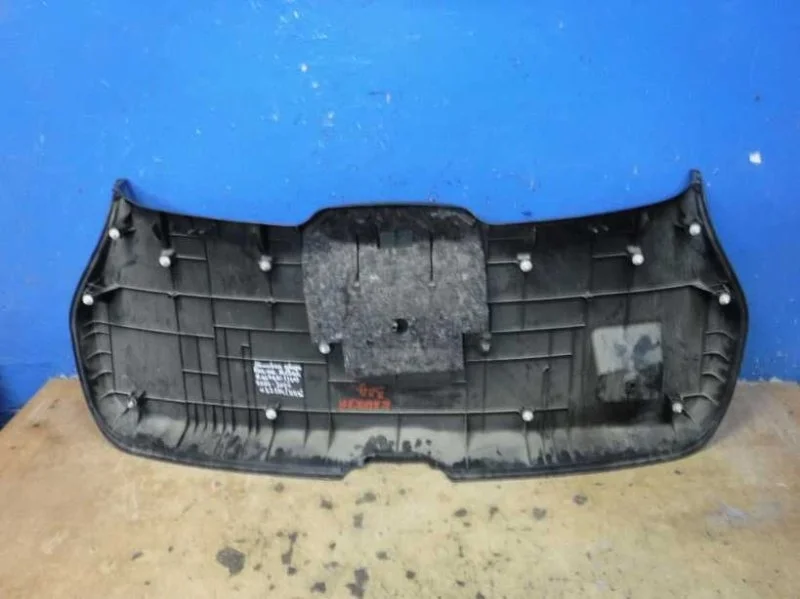 Обшивка двери багажника Nissan Qashqai J10