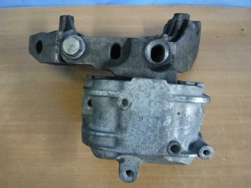 Опора двигателя правая Volkswagen Golf 5