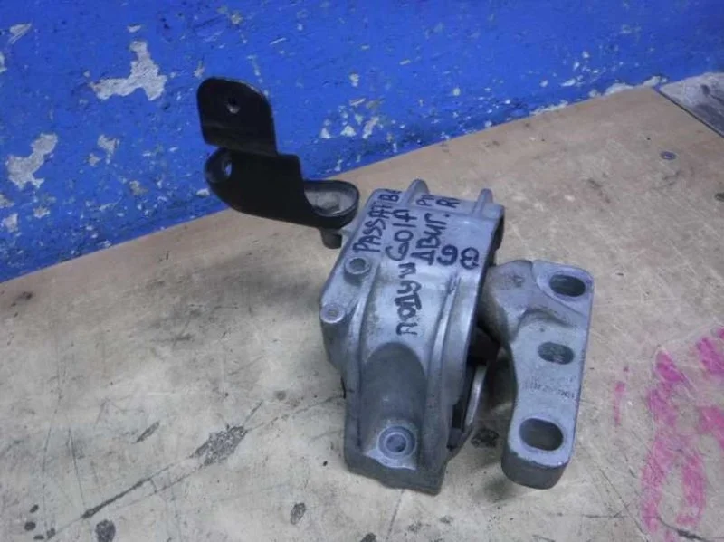 Опора двигателя правая Volkswagen Passat B6