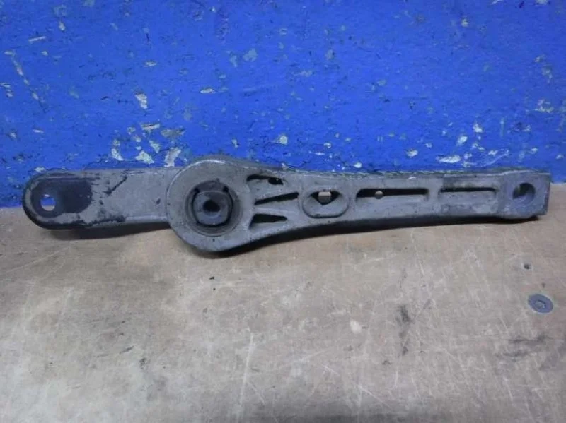 Опора двигателя задняя Volkswagen Passat B6