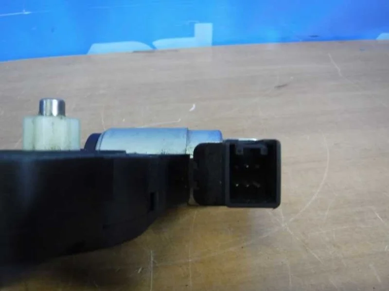 Моторчик стеклоподъемника Mazda 3 BK