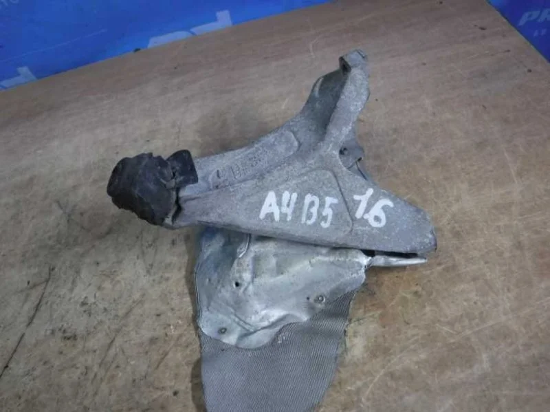 Кронштейн двигателя правый Audi A4 B5