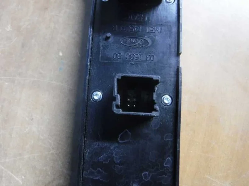 Блок управления стеклоподъемниками Ford Focus