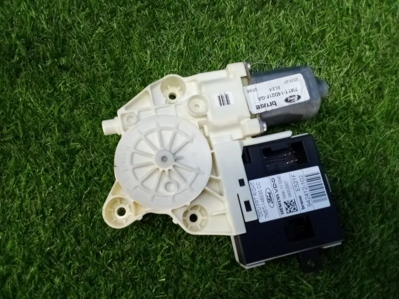 Моторчик стеклоподъемника передний правый Ford