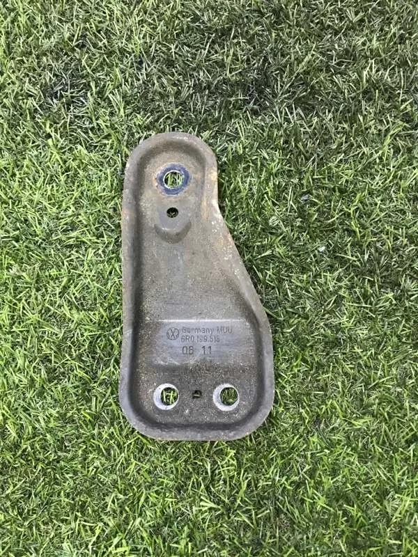 Кронштейн передний правый Volkswagen Polo SEDRUS