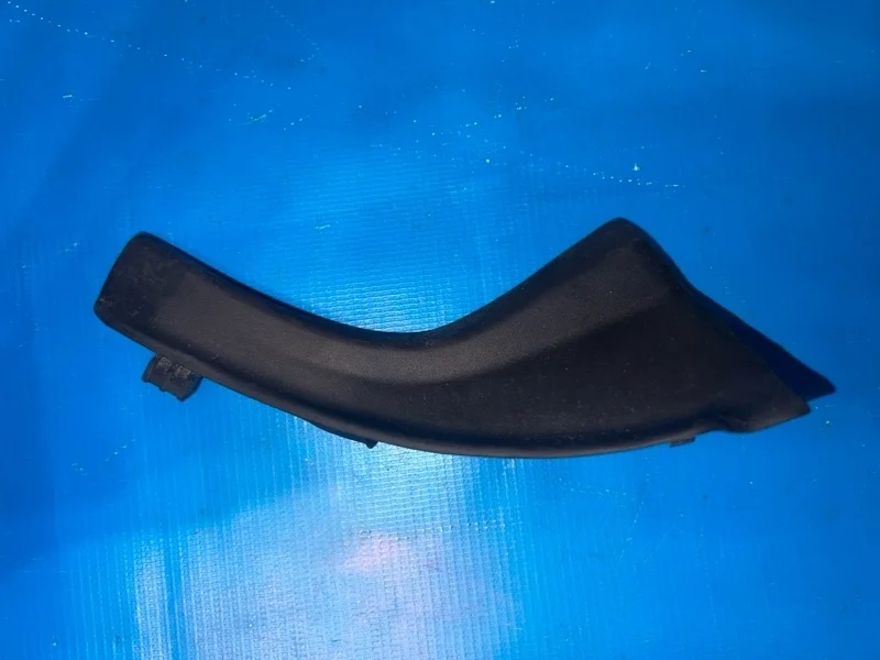 Уплотнитель передний правый Toyota RAV4 2006-2013