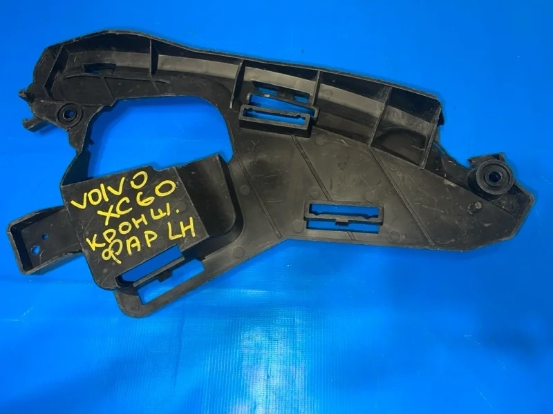 Кронштейн фонаря передний левый Volvo XC60