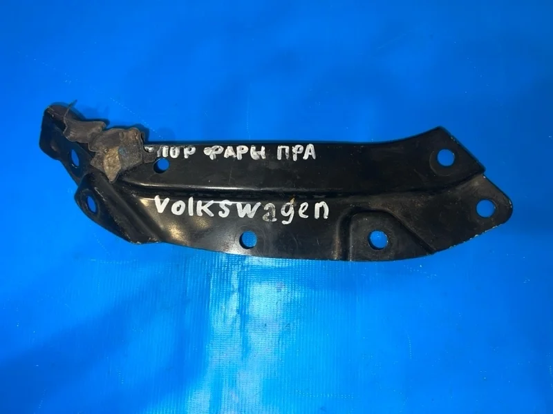 Кронштейн фонаря передний правый Volkswagen Polo