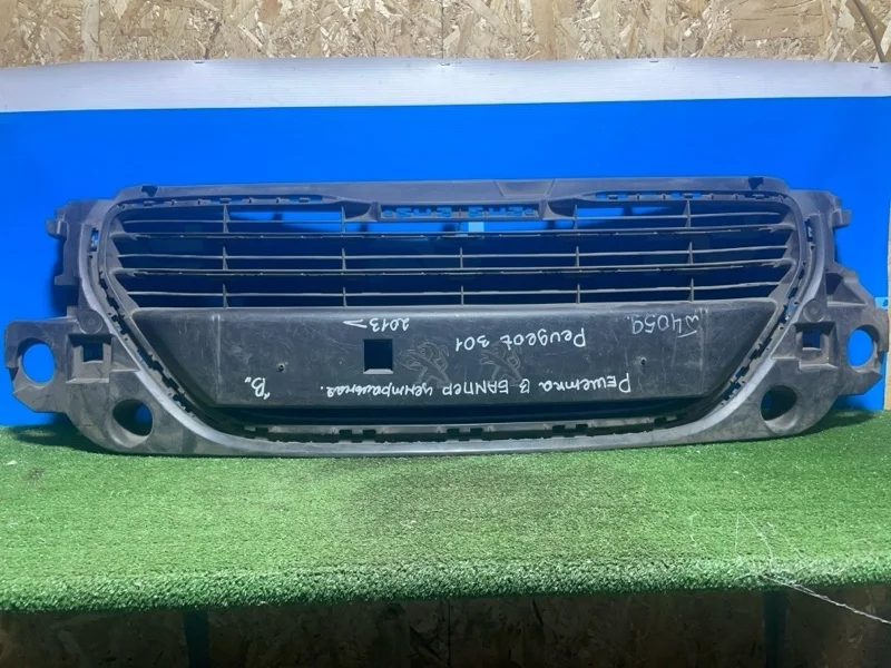 Решетка радиатора передняя Peugeot 301