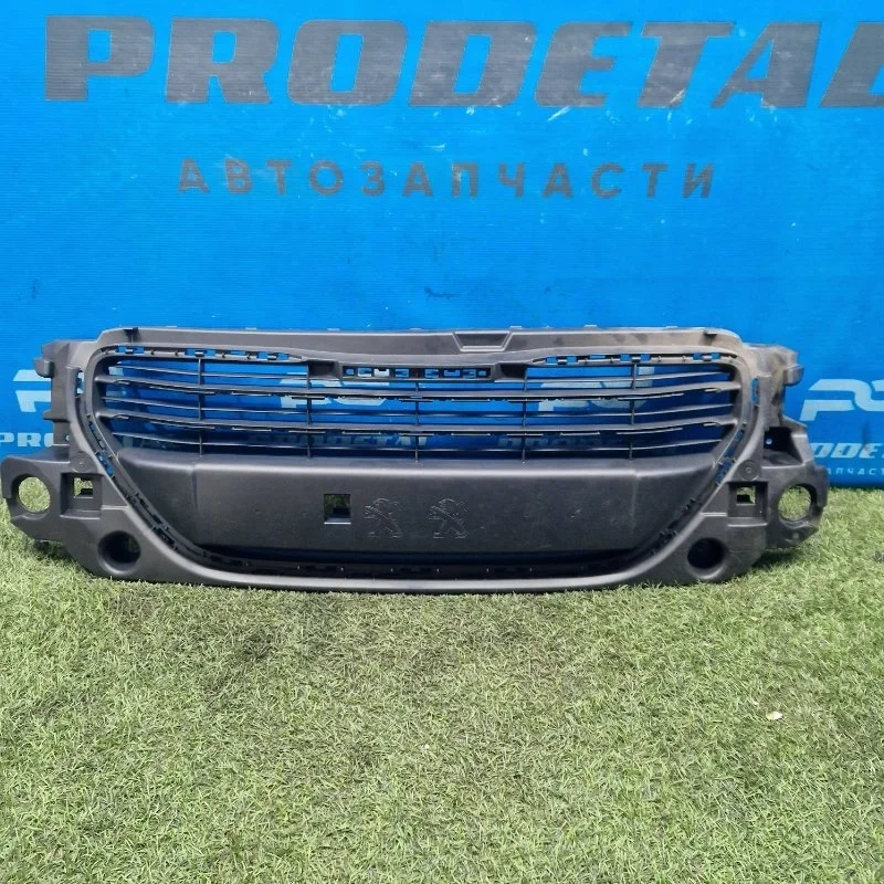 Решетка радиатора Peugeot 301
