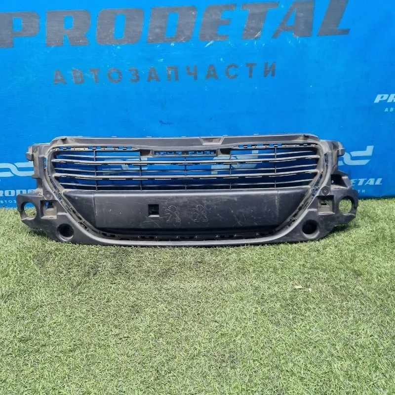 Решетка радиатора Peugeot 301