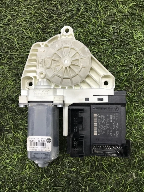 Моторчик стеклоподъемника передний левый