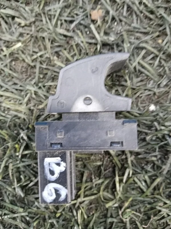 Кнопка стеклоподъемника задняя Volkswagen Passat