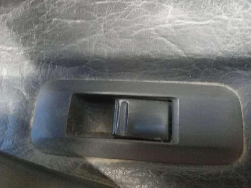 Кнопка стеклоподъемника задняя правая Nissan