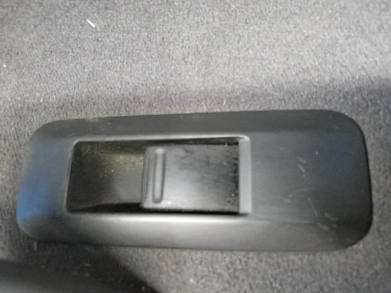 Кнопка стеклоподъемника задняя правая Nissan