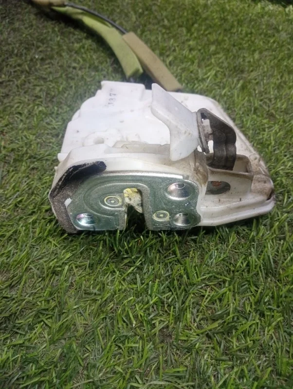 Замок двери передний правый Mazda 3 BL 2009-2013