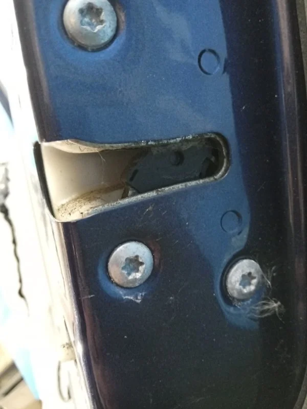 Замок двери задний правый Mitsubishi Outlander XL