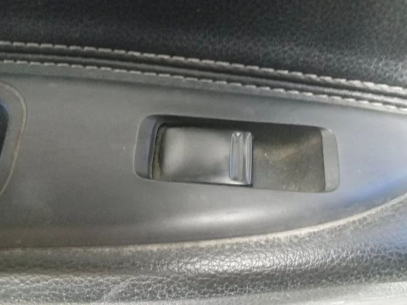 Кнопка стеклоподъемника задняя левая Nissan