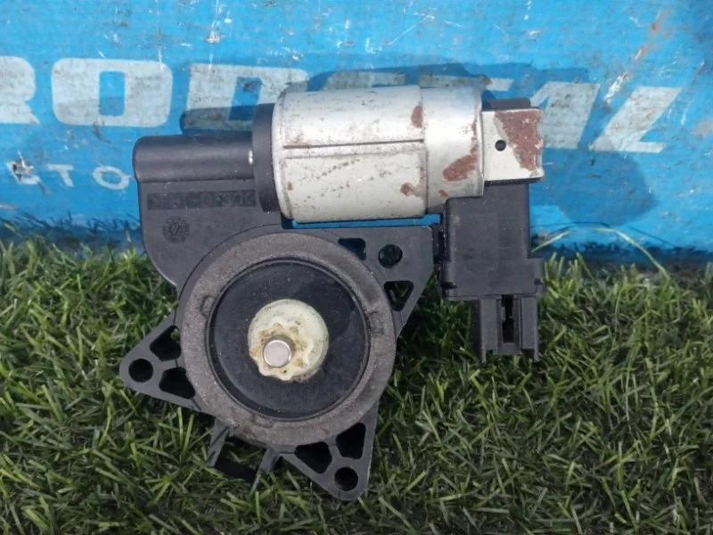 Моторчик стеклоподъемника задний левый Mazda 3 BK