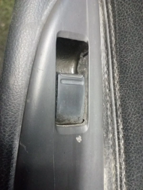 Кнопка стеклоподъемника задняя правая Nissan