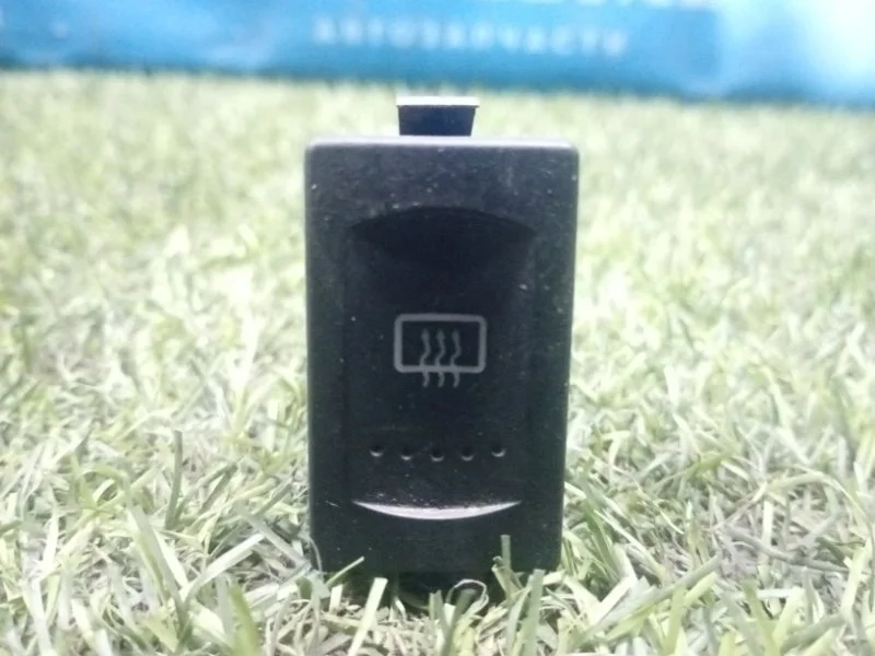 Кнопка обогрева заднего стекла Volkswagen Passat