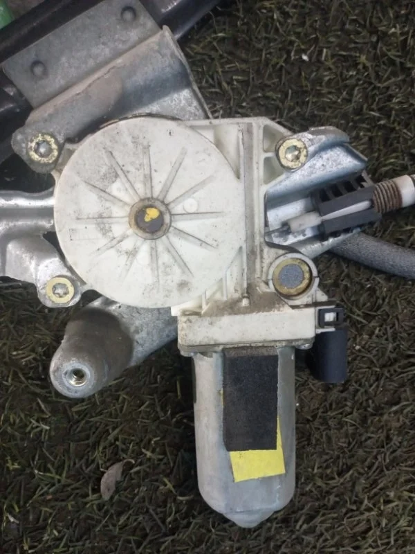 Моторчик стеклоподъемника передний правый Ford