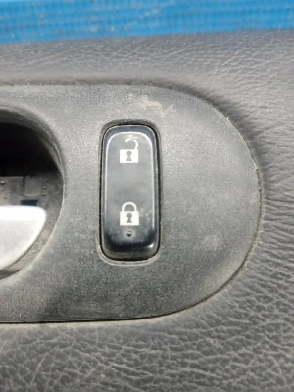 Кнопка центрального замка передняя левая Mazda