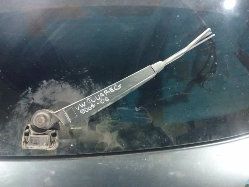 Поводок стеклоочистителя задний Volkswagen Touareg