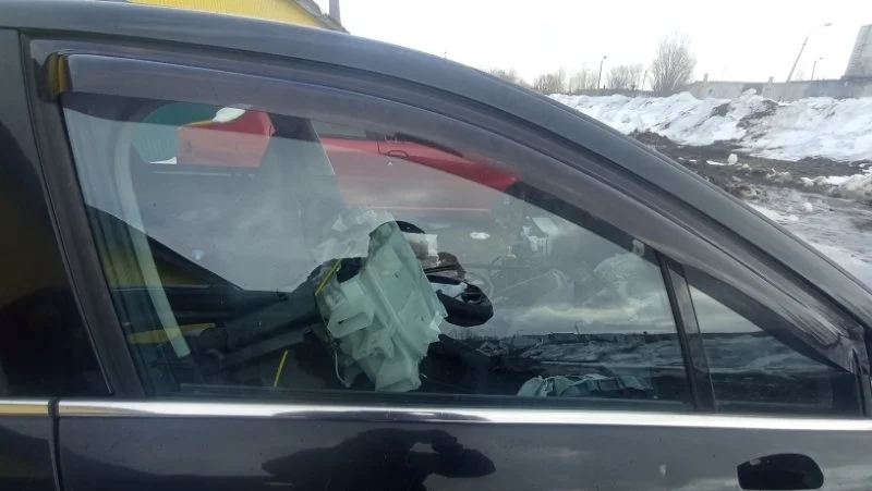 Стекло двери переднее правое Citroen C4 2