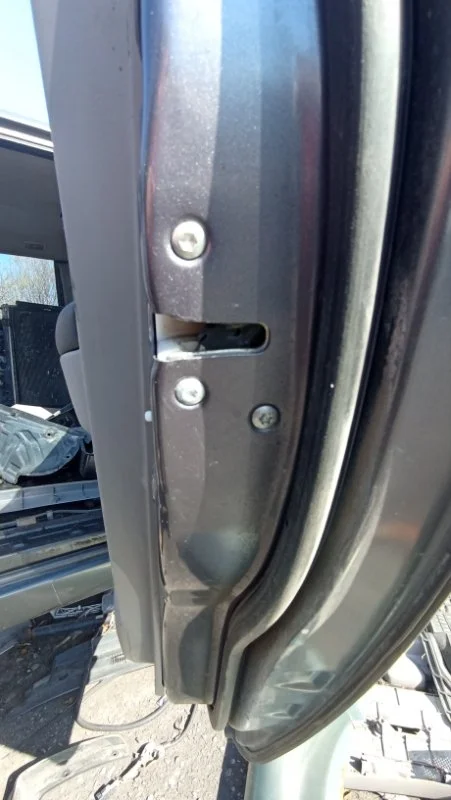 Замок двери задний правый Mitsubishi Grandis