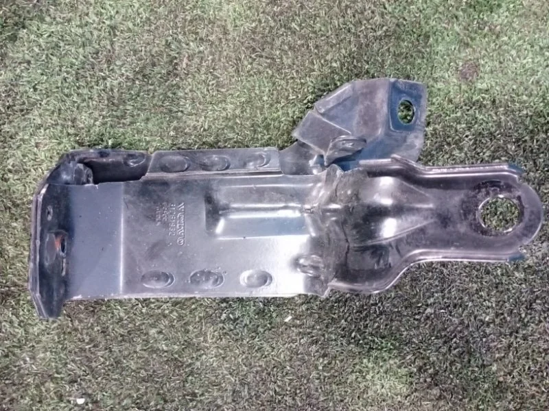 Кронштейн радиатора правый Volvo XC60 2008-2017