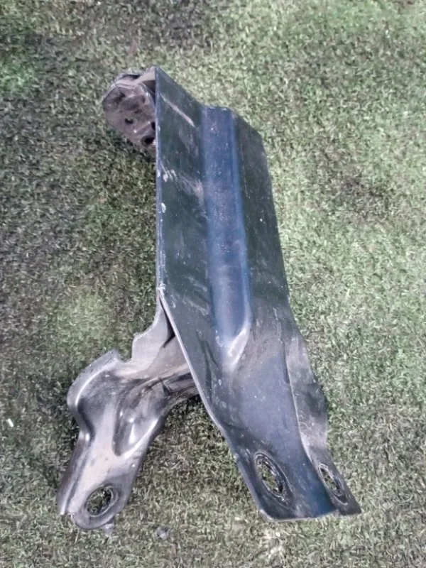 Кронштейн радиатора левый Volvo XC60 2008-2017