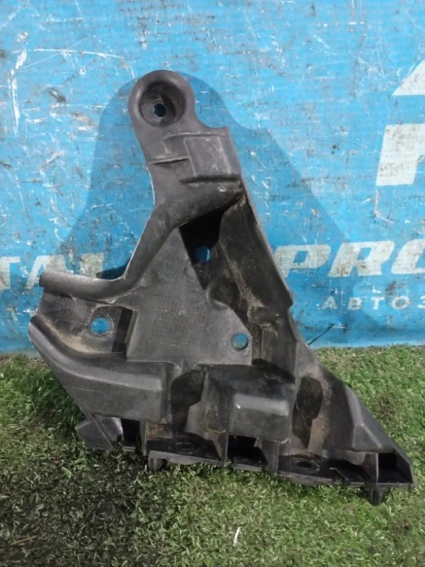 Кронштейн бампера передний правый Volvo XC60