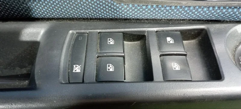 Блок управления стеклоподъемниками передний левый