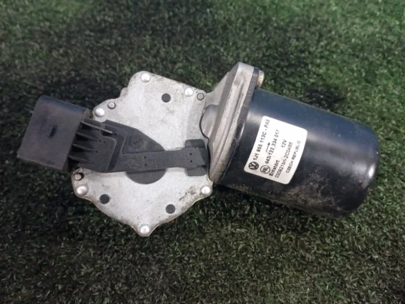 Моторчик стеклоочистителя передний Skoda Octavia