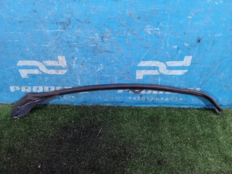 Уплотнитель задний левый Volvo XC60 2008-2017