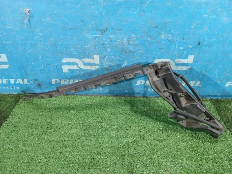 Кронштейн фары передний правый Toyota Land Cruiser