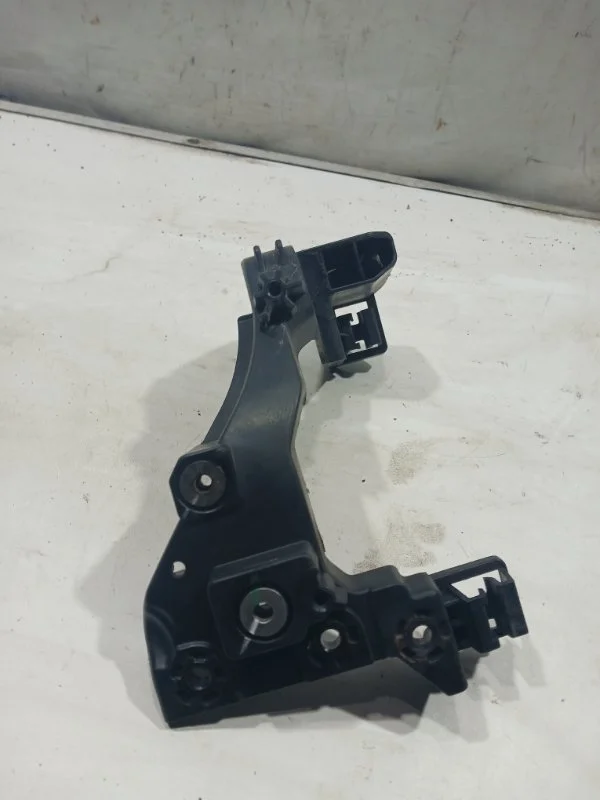 Кронштейн кузова передний правый KIA CEED 2