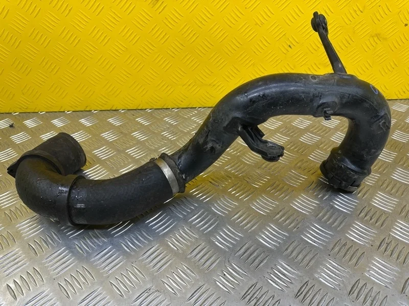 Патрубок интеркулера Toyota Hilux (2015-2021) 2017 173620L020 ПИКАП 2.4 D 2GDFTV
