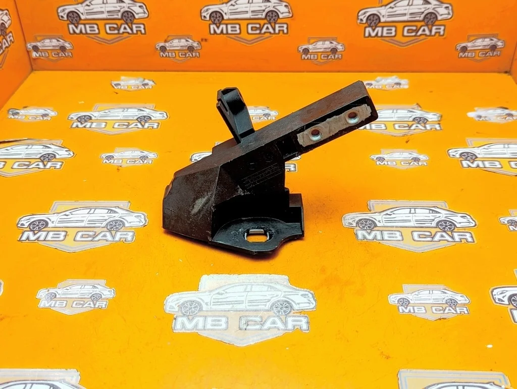 Кронштейн усилителя переднего бампера Mercedes-Benz